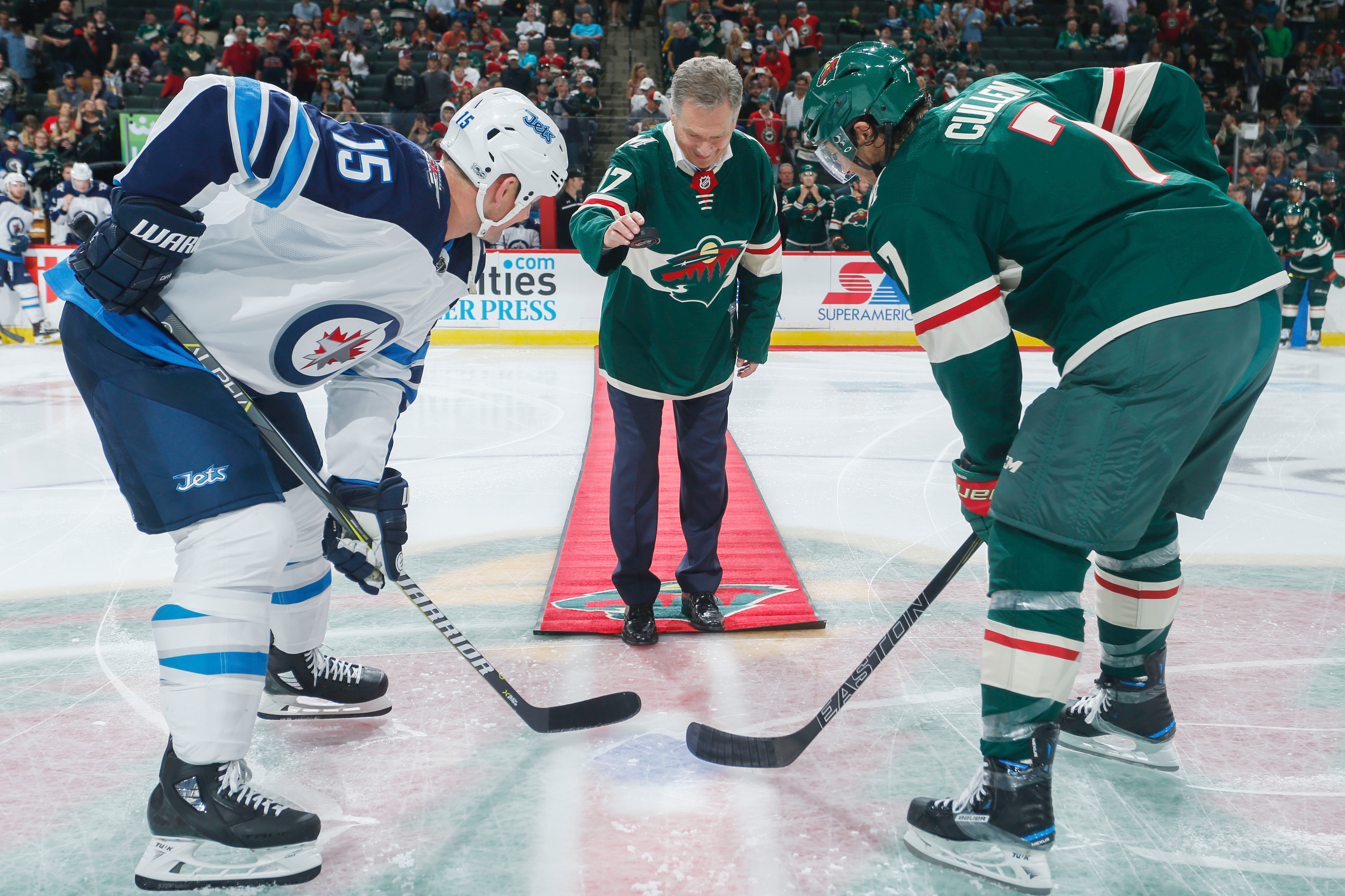 Finnish President Sauli Niinisto takes part in a ceremonial puck drop between Matt Hendricks #15 of the Winnipeg Jets and Matt Cullen #7 of the Minnesota Wild prior to the game at Xcel Energy Center.  kuva: Courtesy of Minnesota Wild/Bruce Kluckhohn