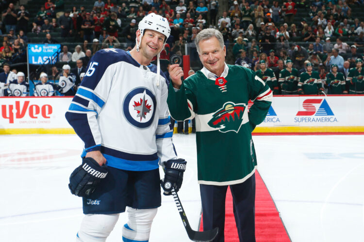 Finnish President Sauli Niinisto poses for a photo with Matt Hendricks #15 of the Winnipeg Jets after the ceremonial puck drop prior to the game against the Minnesota Wild at Xcel Energy Center.  kuva: Courtesy of Minnesota Wild/Bruce Kluckhohn