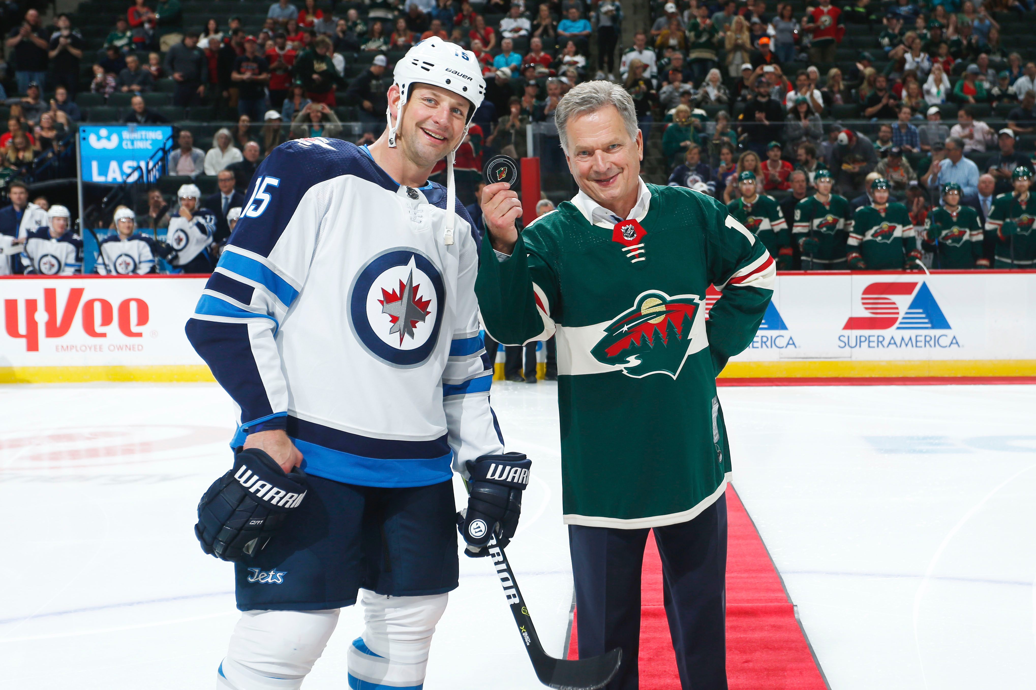 Finnish President Sauli Niinisto poses for a photo with Matt Hendricks #15 of the Winnipeg Jets after the ceremonial puck drop prior to the game against the Minnesota Wild at Xcel Energy Center.  kuva: Courtesy of Minnesota Wild/Bruce Kluckhohn