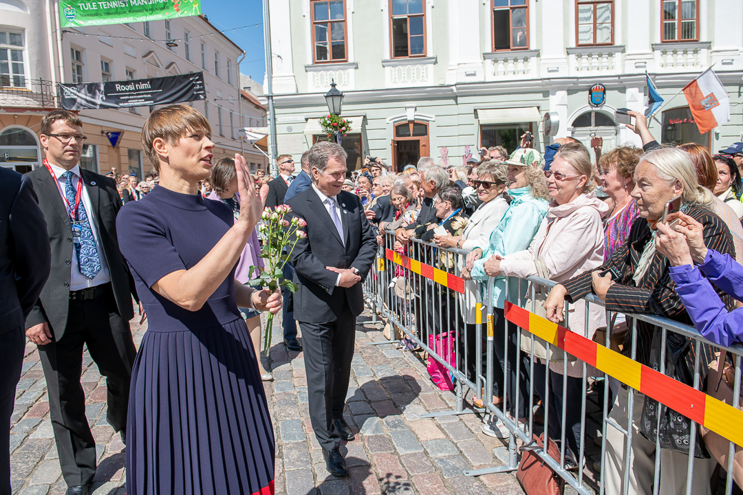 President of Estonia Kersti Kaljulaid and President Niinistö greeting the crowds in Tartu. Raigo Pajula/Office of the President of the Republic of Estonia