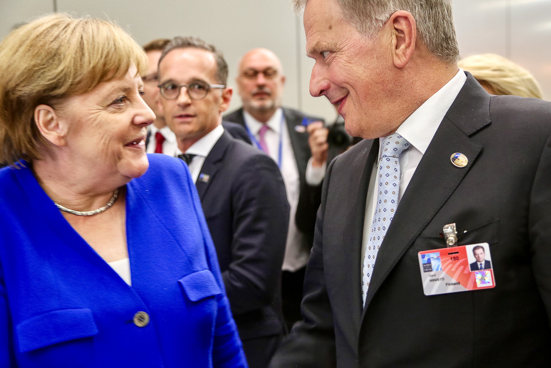Saksan liittokansleri Angela Merkel ja presidentti Niinistö keskustelevat Nato-kokouksessa. Kuva: Katri Makkonen/Tasavallan presidentin kanslia