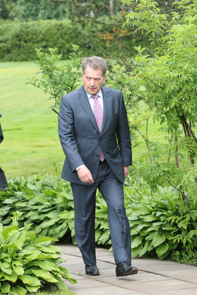  Presidentti Niinistö saapuu tiedotusvälineiden haastateltavaksi ennen Kultaranta-keskustelujen alkua. Kultaranta-keskustelut 16.6.2013.