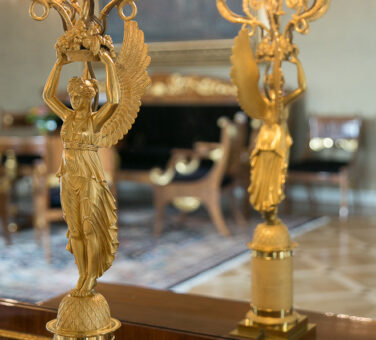 Keltaisen salissa on ranskalaistyyppistä empireä oleva kandelaaberi, jossa on voitonjumalatarta esittävä figuuri. Kynttelikkö on valmistettu 1810-luvulla ja hankittu Pietarista vuonna 1819 kenraalikuvernöörin taloon. Kuva: Matti Porre/Tasavallan presidentin kanslia