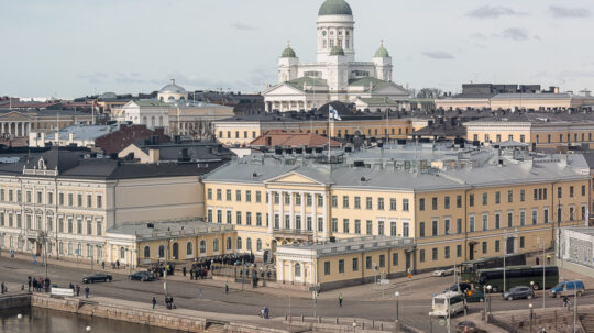  Presidentinlinna sijaitsee Helsingissä Pohjoisesplanadin ja Mariankadun kulmassa Kauppatorin laidalla. Linnan taustalla nousee Tuomiokirkko. Kuva: Matti Porre/Tasavallan presidentin kanslia