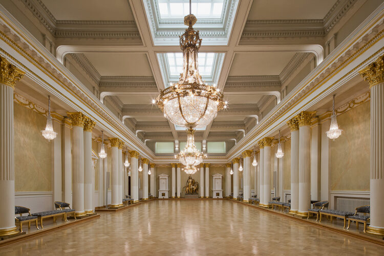 	Changes to the large spaces of the Hall of State and Hall of Mirrors are virtually undetectable. The palace's crystal chandelier and old light fittings were given a thorough overhaul. Photo: Office of the President of the Republic