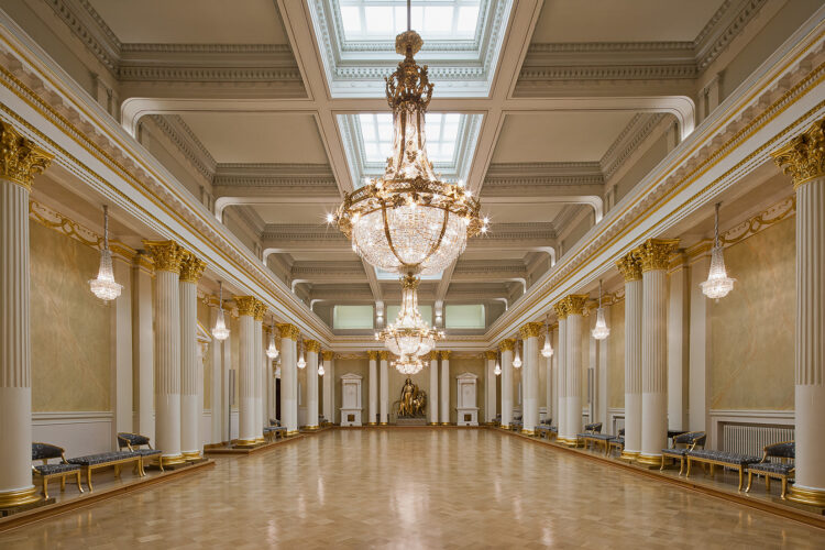 Events, such as banquets for state visits, are held in the Hall of State. Independence Day handshakes and dancing also take place there. Completed in 1907, the hall was inspired by St George’s Hall in the Winter Palace in St. Petersburg. The Lex statue (1919) by Walter Runeberg is a plaster copy of the Lex section of the statue of Alexander II in Senate Square. Soile Tirilä / National Board of Antiquities