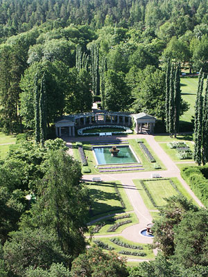 Villa Kultarannasta avautuu upea näköala alas puistoon. Copyright © Tasavallan presidentin kanslia