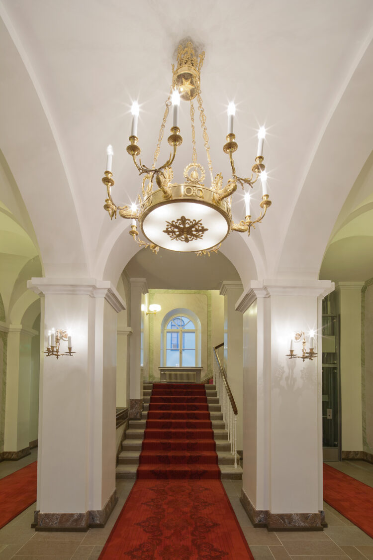 The palace's main entrance on Pohjoisesplanadi has been given a more distinguished and stately appearance. A red damask pattern carpet leads palace guests up the stairs. Photo: Soile Tirilä / National Board of Antiquities 2014