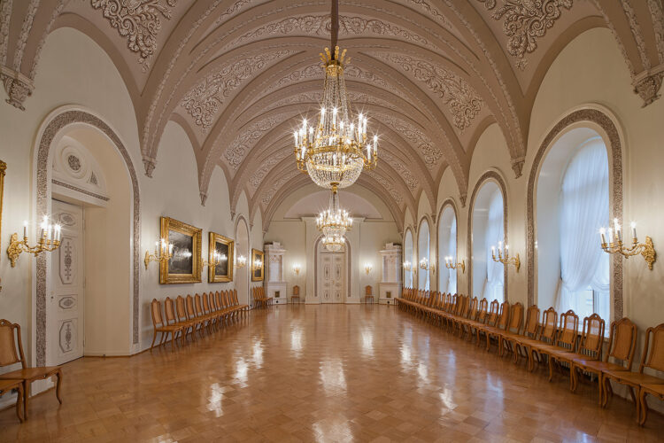 Official talks and receptions are arranged in the Dining Hall. Serving tables are arranged there on Independence Day. Paintings in the grisaille style, which were restored during the renovation of the 1970s, can be seen on the ceiling. Being representative of the Empire style, these paintings on botanical subjects accord with the original model. Paintings from the imperial art collection can be seen on the walls. Photo: Soile Tirilä / National Board of Antiquities
