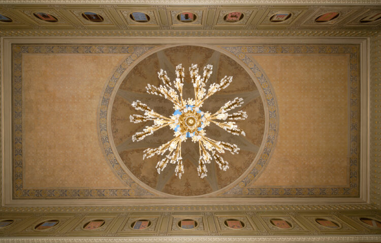 Goottilaisen salin katon koristemaalaukset on palautettu 1800-luvun lopun asuun. Salin kupolin maalauksessa on ollut viisi vaihetta. Nykyinen ulkoasu on vanhin alkuperäinen pinta toisesta vaiheesta. Kuva: Soile Tirilä/Museovirasto