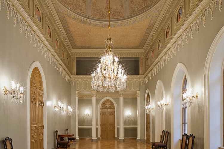 The Gothic Revival-style decorative paintings on the ceiling and cupola of the Gothic Hall probably date back to 1870–1880. The 22 provincial and civic coats of arms bordering the roof of the Gothic Hall date back to the same period. Originally designed and made for this hall in particular, the chairs were created by Helsinki carpenter Gustaf Lindh in 1843. This room was originally on two levels. One door was removed and the cupola was built when the merchant’s manor was renovated to form an Imperial Palace. Photo: Soile Tirilä / The Finnish National Board of Antiquities