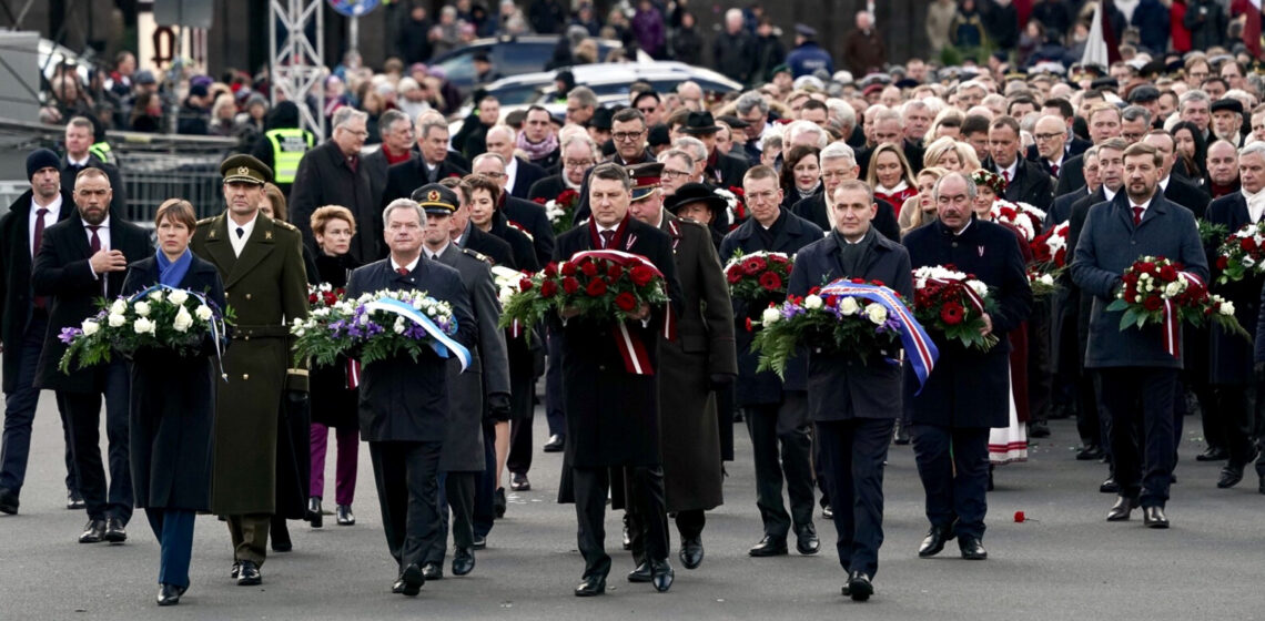 Viron presidentti Kersti Kaljulaid, tasavallan presidentti Sauli Niinistö, Latvian presidentti Raimonds Vējonis ja Islannin presidentti Guðni Th. Jóhannesson aloittivat juhlalisuudet laskemalla kukat Vapauden muistomerkille Riiassa. 