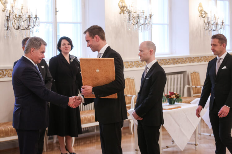 Tasavallan presidentti Sauli Niinistö jakoi vuoden 2018 kansainvälistymispalkinnot keskiviikkona 14. marraskuuta Presidentinlinnassa. Tulokasyrityksenä palkittiin silmänpainemittareita valmistava Icare Finland Oy, kasvuyrityksenä älykkäitä tiedonhallinnan ratkaisuja tuottava M-Files Oy ja yhteisöjen sarjassa pk-yritysten kasvua ja kansainvälistymistä vauhdittava Kasvu Open. Kuva: Matti Porre/Tasavallan presidentin kanslia