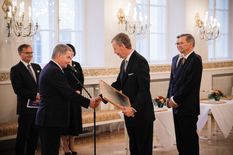 Tasavallan presidentti Sauli Niinistö jakoi vuoden 2018 kansainvälistymispalkinnot keskiviikkona 14. marraskuuta Presidentinlinnassa. Tulokasyrityksenä palkittiin silmänpainemittareita valmistava Icare Finland Oy, kasvuyrityksenä älykkäitä tiedonhallinnan ratkaisuja tuottava M-Files Oy ja yhteisöjen sarjassa pk-yritysten kasvua ja kansainvälistymistä vauhdittava Kasvu Open. Kuva: Matti Porre/Tasavallan presidentin kanslia