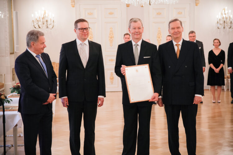 Tasavallan presidentti Sauli Niinistö jakoi vuoden 2018 kansainvälistymispalkinnot keskiviikkona 14. marraskuuta Presidentinlinnassa. Tulokasyrityksenä palkittiin silmänpainemittareita valmistava Icare Finland Oy, kasvuyrityksenä älykkäitä tiedonhallinnan ratkaisuja tuottava M-Files Oy ja yhteisöjen sarjassa pk-yritysten kasvua ja kansainvälistymistä vauhdittava Kasvu Open. Kuva: Matti Porre/Tasavallan presidentin kanslia