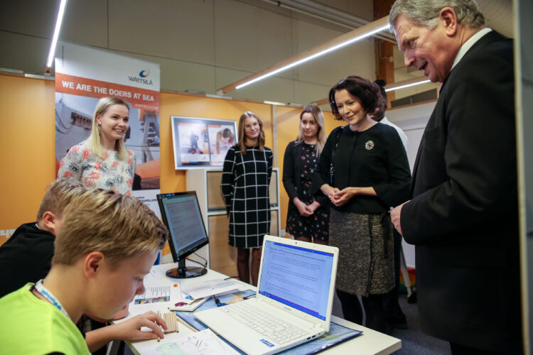 Suvilahden alakoulun kuudesluokkalaisilla oli meneillään yrityskyläpäivä. Kevin Jofs ja Miro Salo suunnittelivat Wärtsilän laivaa. Kuva: Matti Porre/Tasavallan presidentin kanslia