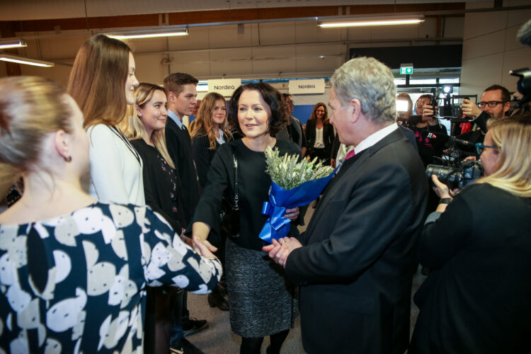 Vierailu alkoi Yrityskylästä, jonka toimintaan presidenttipari tutustui yhdessä Vaasan nuorisovaltuutettujen kanssa. Kuva: Matti Porre/Tasavallan presidentin kanslia