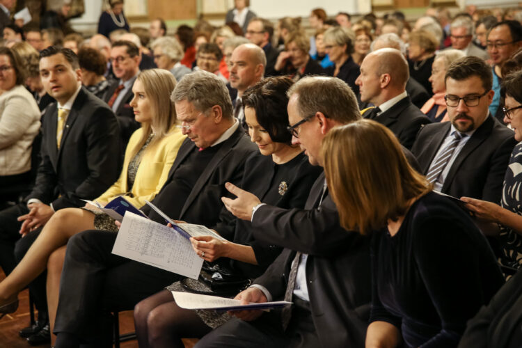 Vaasan ja Seinäjoen kaupunginorkestereiden yhteiskonsertissa Leif Segerstamin sinfonia nro 319, Ihmisihme. Teos on omistettu presidenttiparin Aaro-pojalle. Kuva: Matti Porre/Tasavallan presidentin kanslia