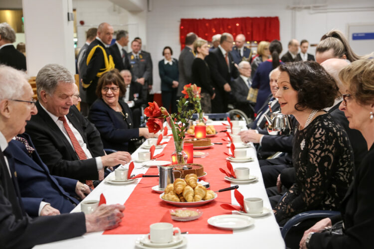 Tasavallan presidentti Sauli Niinistö osallistui puolisonsa Jenni Haukion kanssa Kaunialan sairaalan perinteiseen joulujuhlaan.
