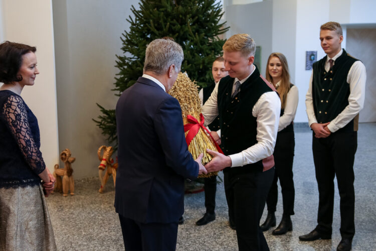 Tasavallan presidentti Sauli Niinistö ja rouva Jenni Haukio vastaanottivat perinteiset joulutervehdykset Mäntyniemessä keskiviikkona 19. joulukuuta 2018. Kuva: Matti Porre/Tasavallan presidentin kanslia