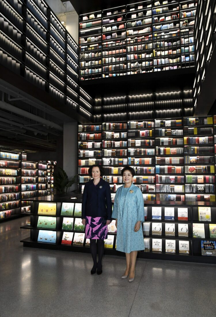 Mrs Jenni Haukio and Mrs Peng Liyuan visited a modern, three-story bookstore Page One on Tuesday. Photo: Markku Ulander/Lehtikuva