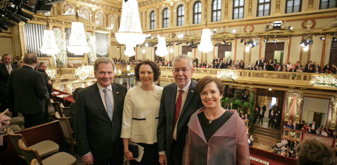 Presidentti Niinistö ja rouva Haukio yhdessä Itävallan liittopresidentti Alexander Van der Bellenin ja rouva Doris Schmidauerin kanssa ennen Wienin filharmonikkojen perinteistä uudenvuoden konserttia Musikverein-konserttitalossa. Kuva: Peter Lechner/Itävallan liittopresidentin kanslia