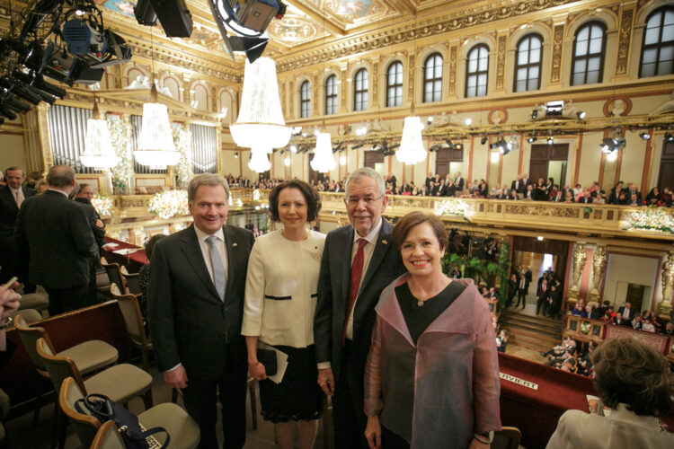 epublikens president Sauli Niinistö och fru Jenni Haukio deltog på inbjudan av Österrikes förbundspresident Alexander Van der Bellen och fru Doris Schmidauer i den traditionella nyårskonserten med Wiens filharmoniska orkester i konserthuset Musikverein i Wien.  Foto: Peter Lechner/Österrikes förbundspresidents kansli