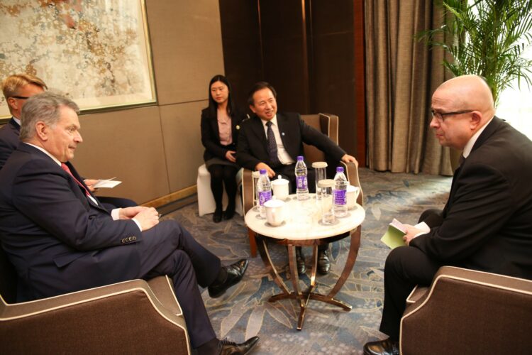 President Niinistö, Minister of Ecology and Environment of China Li Ganjie and Professor Markku Kulmala met at the sidelines of the Cooling our Planet seminar. Photo: Matti Porre/Office of the President of the Republic of Finland