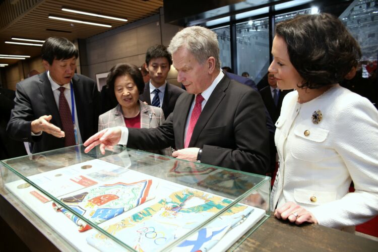 President Niinistö and Mrs Jenni Haukio admiring a gold medal from the 1952 Summer Olympics in Helsinki together with Ms Sun Chunlan, Vice-Premier of China. Photo: Matti Porre/Office of the President of the Republic of Finland