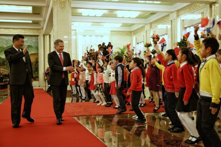 Children greeting the presidents at the official welcoming ceremonies. Photo: Matti Porre/Office of the President of the Republic