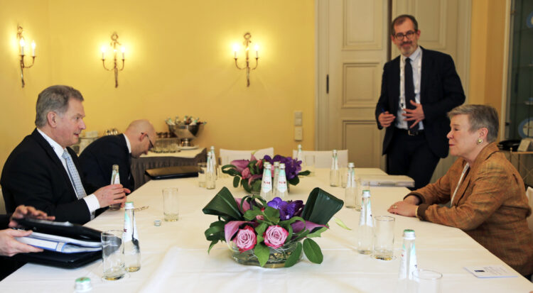 Presidentti Niinistö ja Naton varapääsihteeri Rose Gottemoeller keskustelivat Münchenin turvallisuuskonferenssissa. Kuva: Katri Makkonen/Tasavallan presidentin kanslia