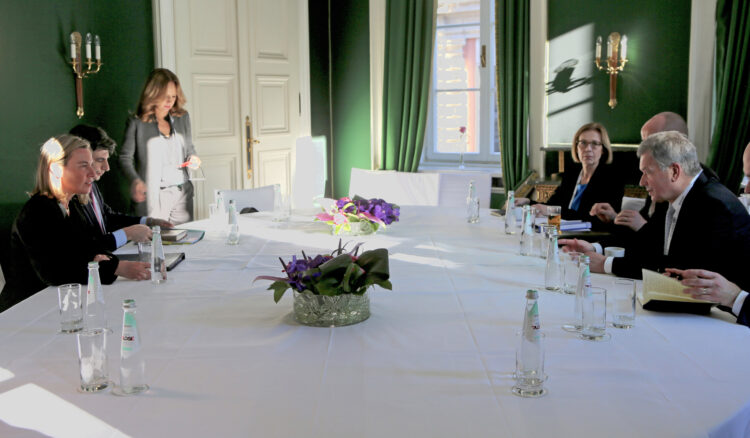 Presidentti Niinistö ja EU:n ulkoasioiden ja turvallisuuspolitiikan korkea edustaja Federica Mogherini tapasivat Münchenin turvallisuuskonferenssissa. Kuva: Katri Makkonen/Tasavallan presidentin kanslia