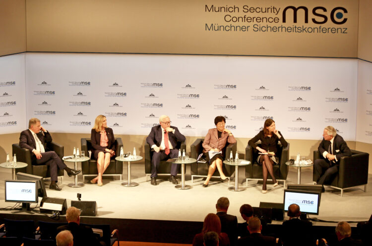 President Niinistö deltog i en paneldebatt om vapenkontroll. Bild: Katri Makkonen/Republikens presidents kansli