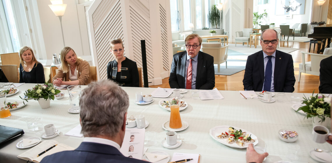 Illmastopaneelin puheenjohtajana toimii Helsingin yliopiston ympäristöekonomian professori Markku Ollikainen (toinen oik.). Kuva: Matti Porre/Tasavallan presidentin kanslia