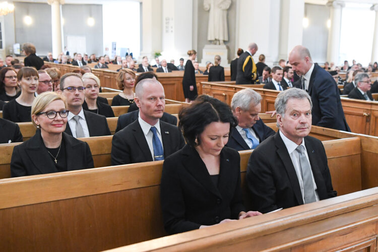 Valtiopäivien avajaisten juhlallisuudet alkoivat ekumeenisella jumalanpalveluksella Helsingin Tuomiokirkossa. Presidentti Niinistön ja rouva Haukion takana eduskunnan II varapuhemies Paula Risikko, I varapuhemies Juho Eerola ja puhemies Antti Rinne. Kuva: Kimmo Brandt / Compic / Eduskunta