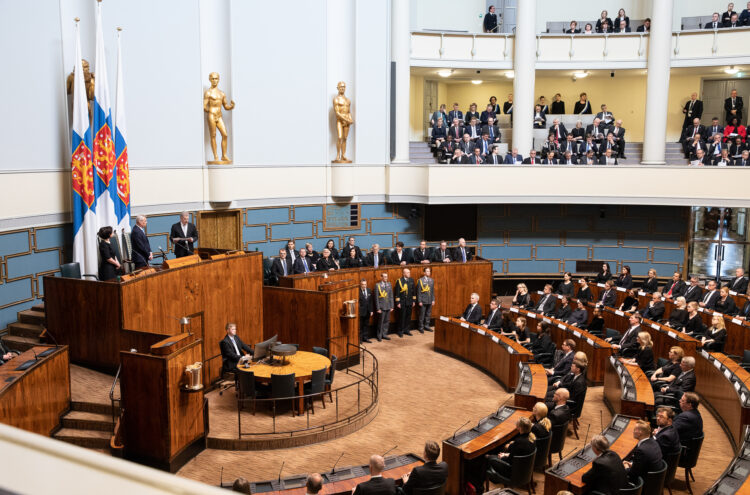 Presidentti Niinistö avasi vuoden 2019 valtiopäivät.   Eduskunnan puhemies Antti Rinne ja pääsihteeri Maija-Leena Paavola kuuntelevat. Kuva: Hanne Salonen / Eduskunta