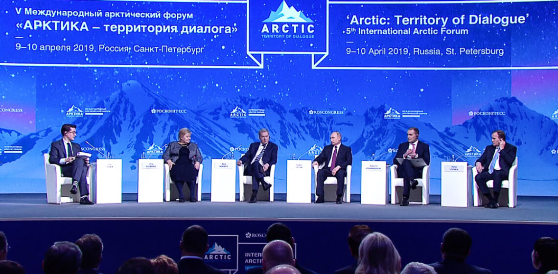 At the plenary session: Prime Minister of Norway Erna Solberg, President of the Republic Sauli Niinistö, President of Russia Vladimir Putin, President of Iceland Guðni Thorlacius Jóhannesson and Prime Minister of Sweden Stefan Löfven. The moderator, Senior Executive Editor of Bloomberg John Fraher on the left. Photo: Arctic Forum webstream