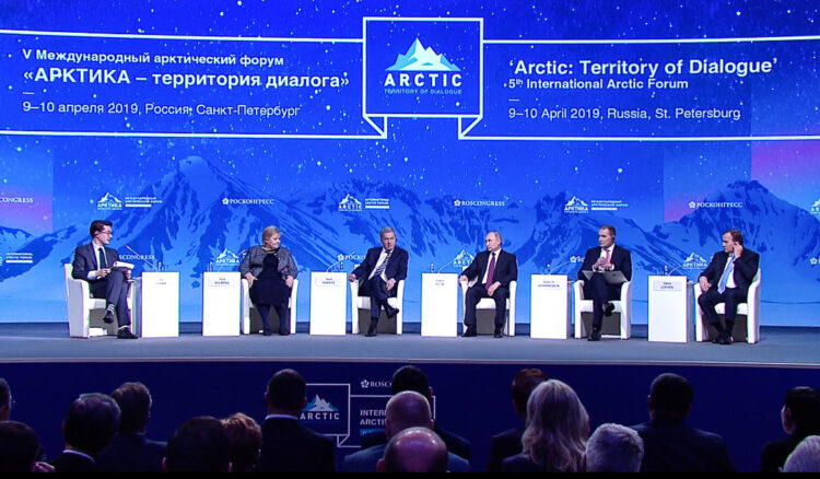 Deltagare i arktiska forumets huvudsession var Norges statsminister Erna Solberg, president Sauli Niinistö, Rysslands president Vladimir Putin, Islands president Guðni Th. Jóhannesson och Sveriges statsminister Stefan Löfven. Diskussionen leddes av John Fraher, ekonomiredaktör hos Bloomberg. Foto: Arctic Forum webstream