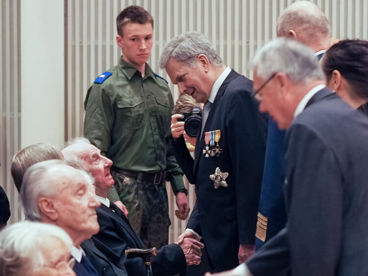 Presidentti Niinistö palkitsi veteraaneja kunniamerkein ennen veteraanipäivän pääjuhlaa Kuopiossa. Kuva: Elina Saarela / Kuopion kaupunki