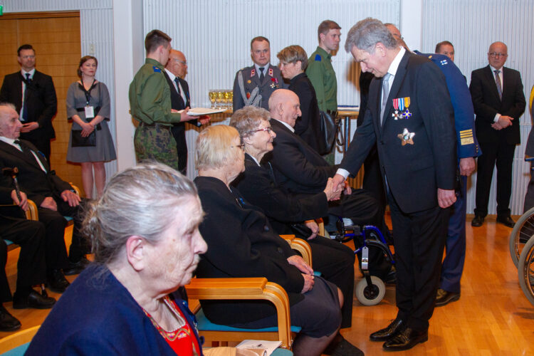 Presidentti Niinistö palkitsi veteraaneja kunniamerkein ennen veteraanipäivän pääjuhlaa Kuopiossa. Kuva: Vicente Serra / Kuopion kaupunki