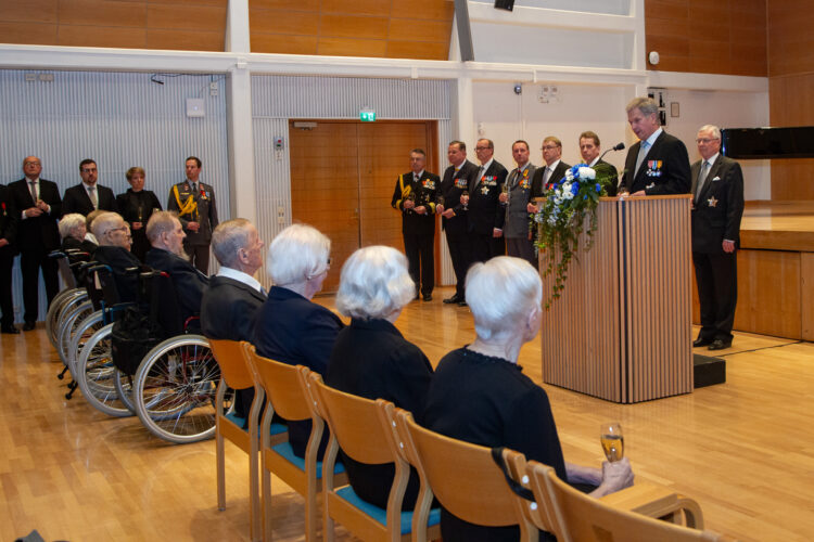 Presidentti Niinistö palkitsi veteraaneja kunniamerkein ennen veteraanipäivän pääjuhlaa Kuopiossa. Kuva: Vicente Serra / Kuopion kaupunki