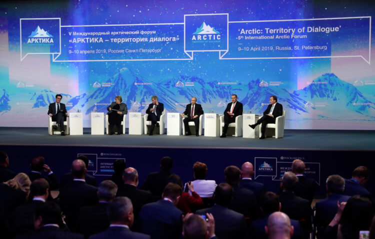 At the plenary session: Prime Minister of Norway Erna Solberg, President of the Republic Sauli Niinistö, President of Russia Vladimir Putin, President of Iceland Guðni Thorlacius Jóhannesson and Prime Minister of Sweden Stefan Löfven. The moderator, Senior Executive Editor of Bloomberg John Fraher on the left. Photo: Mikhail Metzel/TASS Host Photo Agency