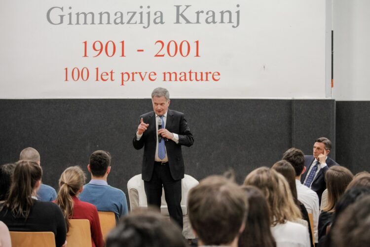 President Niinistö spoke to local secondary school students with President Pahor in a climate change seminar. Photo: Matti Porre/Office of the President of the Republic