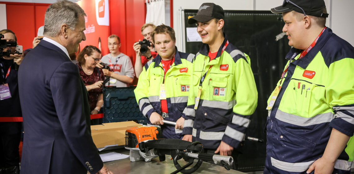 Presidentti Niinistö keskustelee Taitaja2019-tapahtumassa puhtaus- ja kiinteistöpalvelualan TaitajaPLUS-kisaan osallistuneiden kanssa. Kuva: Katri Makkonen/Tasavallan presidentin kanslia