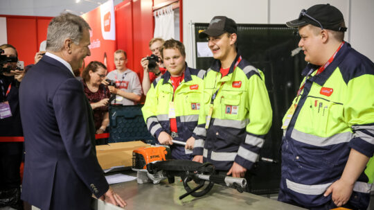 Presidentti Niinistö keskustelee Taitaja2019-tapahtumassa puhtaus- ja kiinteistöpalvelualan TaitajaPLUS-kisaan osallistuneiden kanssa. Kuva: Katri Makkonen/Tasavallan presidentin kanslia