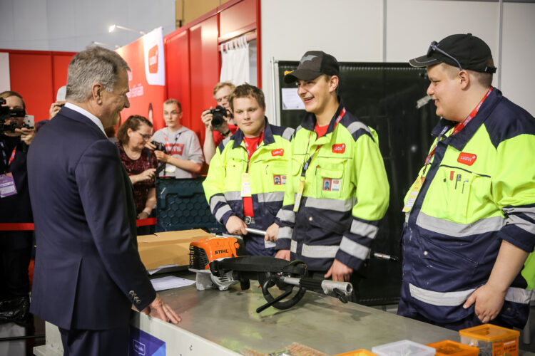 Presidentti Niinistö keskustelee Taitaja2019-tapahtumassa puhtaus- ja kiinteistöpalvelualan TaitajaPLUS-kisaan osallistuneiden kanssa. Kuva: Katri Makkonen/Tasavallan presidentin kanslia