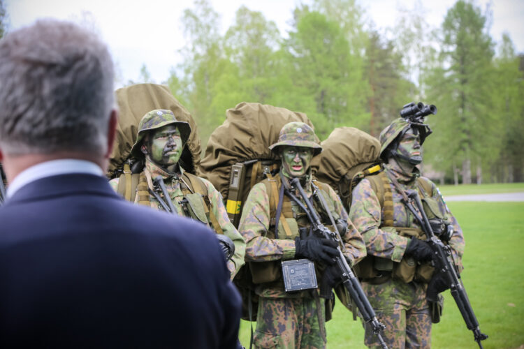 Vierailun lopuksi presidentti Niinistö tutustui Pohjois-Karjalan rajavartiostoon Onttolassa. Ojelmassa oli muun muassa varusmiesten saapumiserän 1/19 toimintanäytös. Kuva: Katri Makkonen/Tasavallan presidentin kanslia