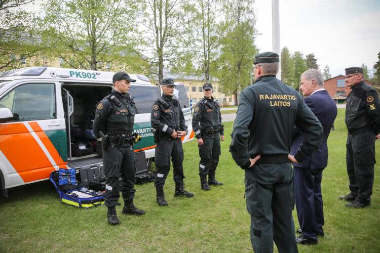 Vierailun lopuksi presidentti Niinistö tutustui Pohjois-Karjalan rajavartiostoon Onttolassa. Ojelmassa oli muun muassa varusmiesten saapumiserän 1/19 toimintanäytös. Kuva: Katri Makkonen/Tasavallan presidentin kanslia