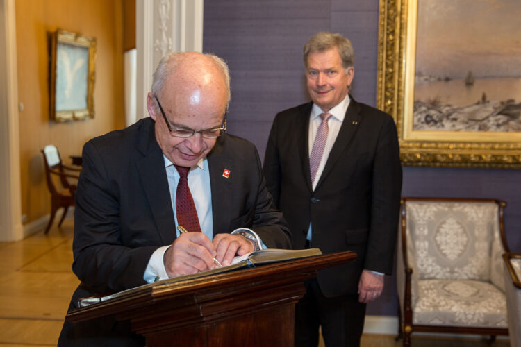 Signing of the guestbook at the Presidential Palace.  Photo: Juhani Kandell/Office of the President of the Republic of Finland
