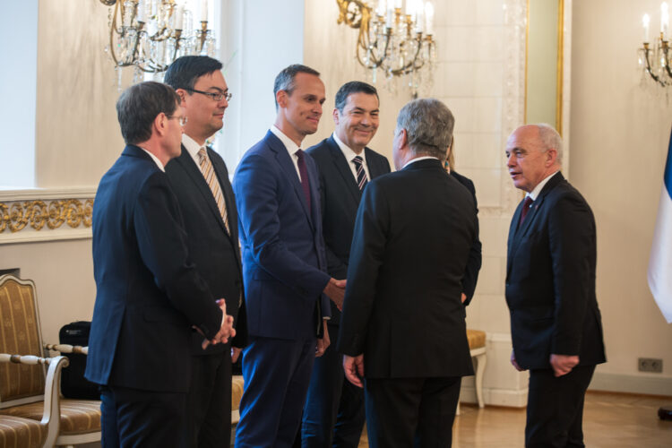 Shaking hands with the delegations. Photo: Juhani Kandell/Office of the President of the Republic of Finland
